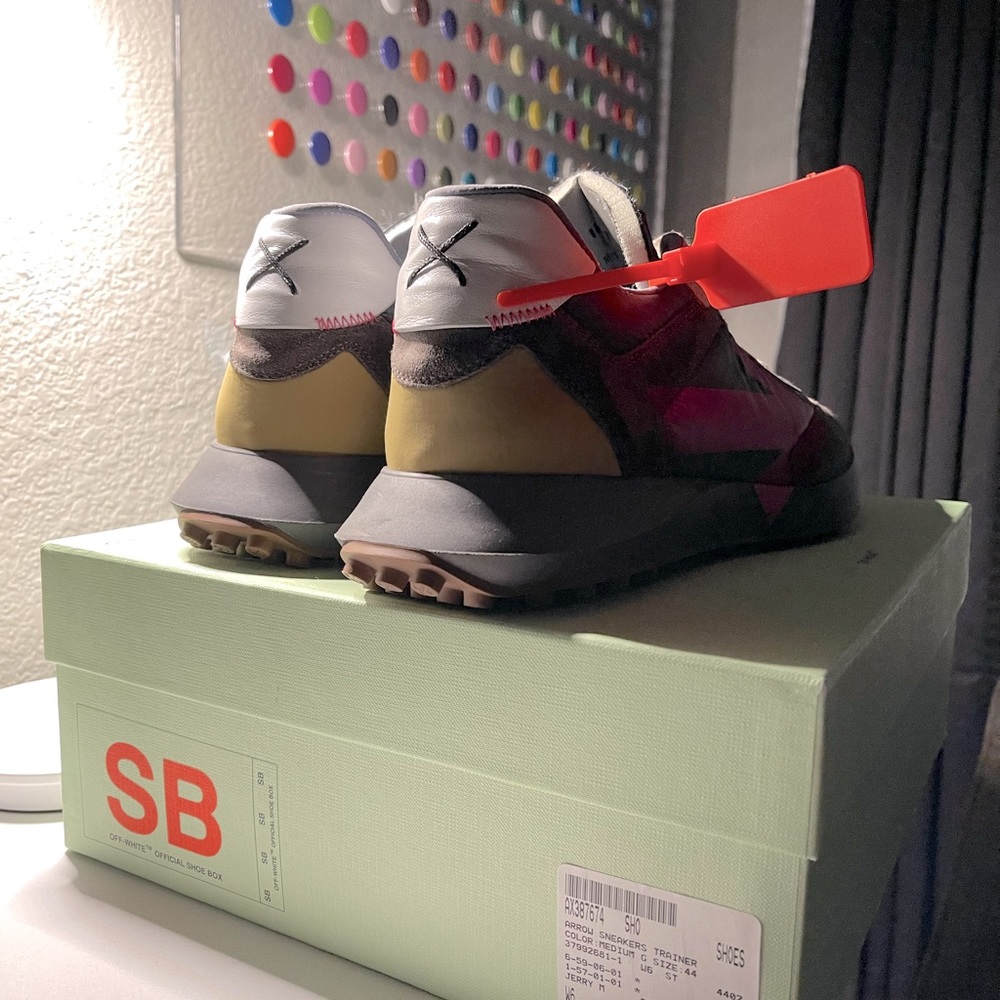 Off-White Sneaker - image 2